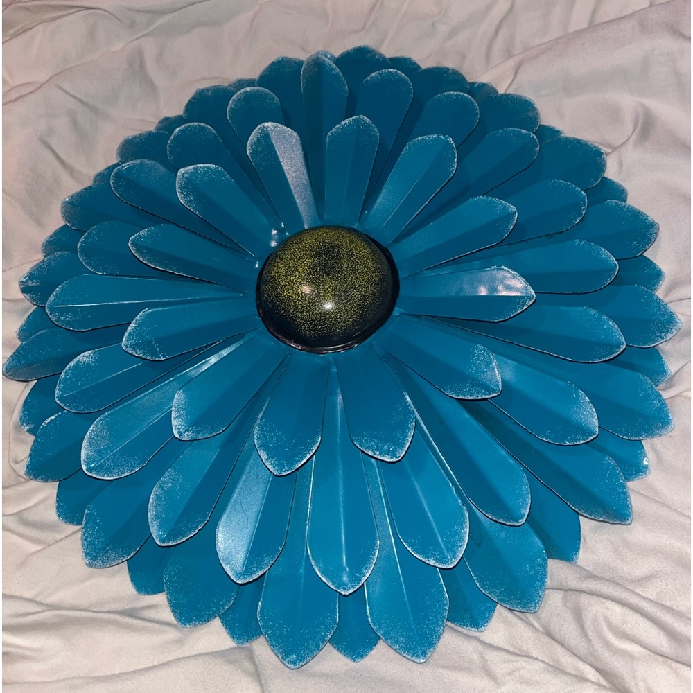 NWT decorative hanging metal wallflower